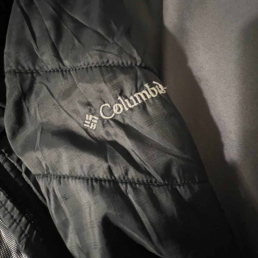 Columbia sweater nice for the winter n it’s good material excellent condition